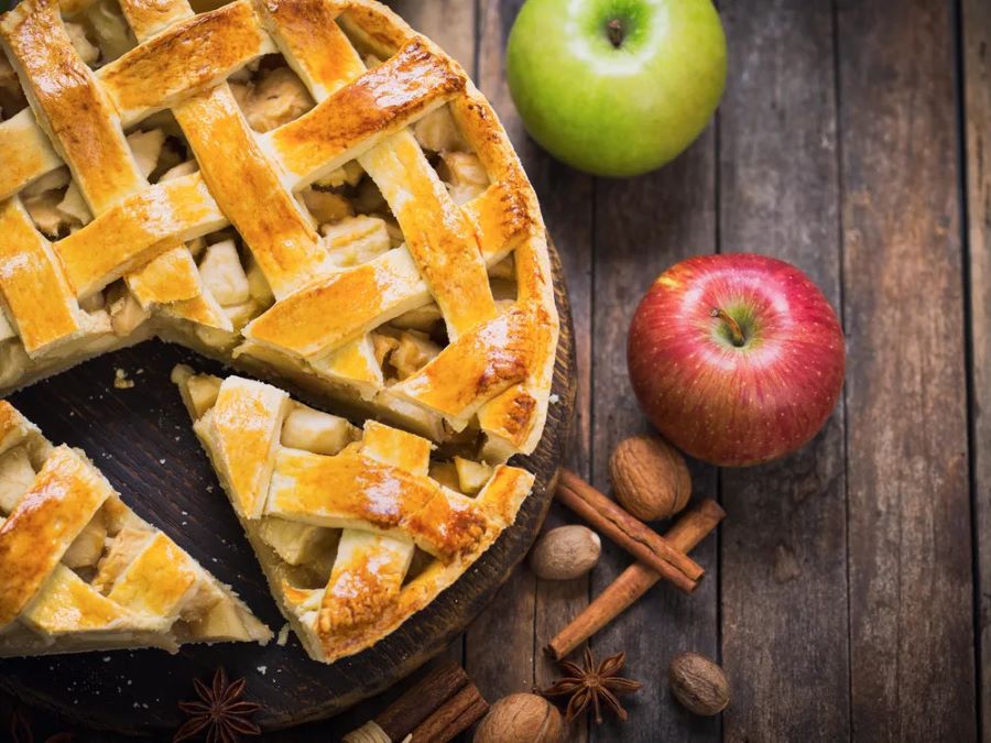 Apple Pie hay còn gọi là bánh táo nướng, là món bánh tráng miệng truyền thống nổi tiếng có trong thực đơn của hầu hết các nhà hàng ở Mỹ