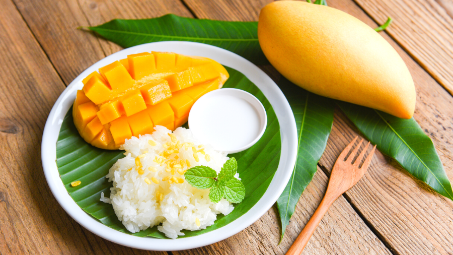 Xôi xoài là món tráng miệng phổ biến và được yêu thích nhất ở Thái Lan