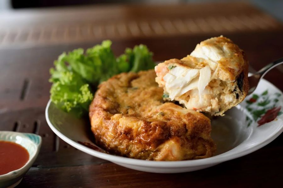 Trứng omelet cuộn nhân thịt cua đầy ụ là 