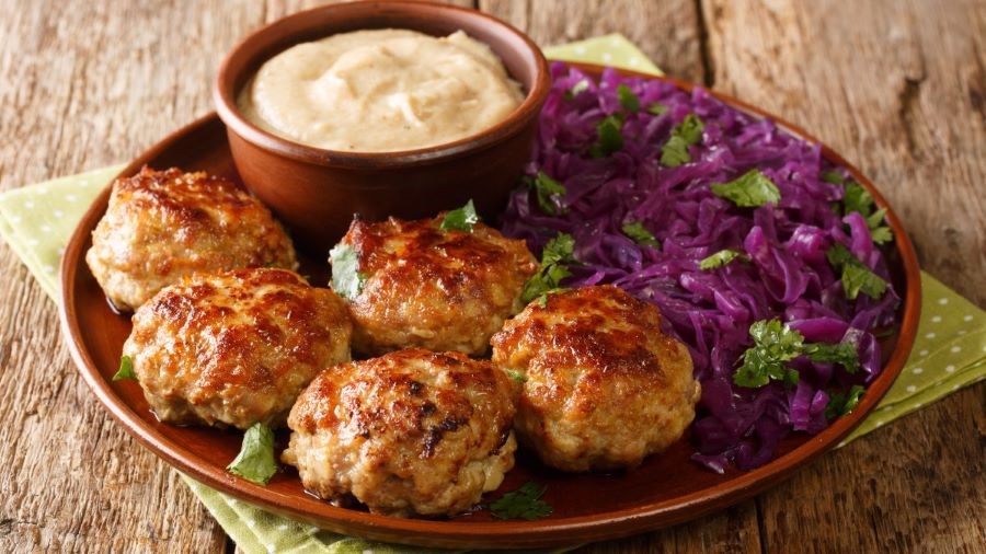 Frikadeller - món thịt viên không thể bỏ qua khi đi du lịch Đan Mạch