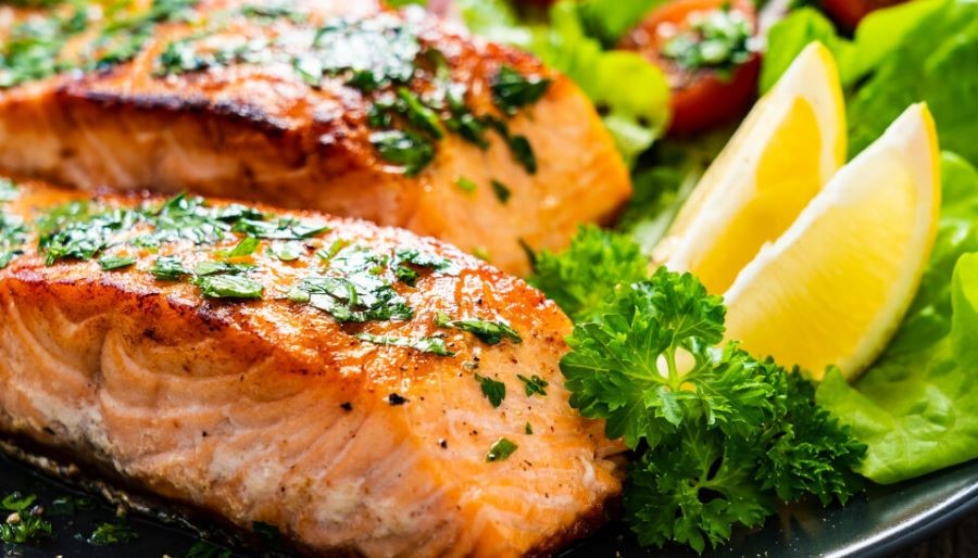 Những miếng cá hồi nướng Na Uy nóng hổi thơm lừng làm hài lòng những thực khách khó tính nhất