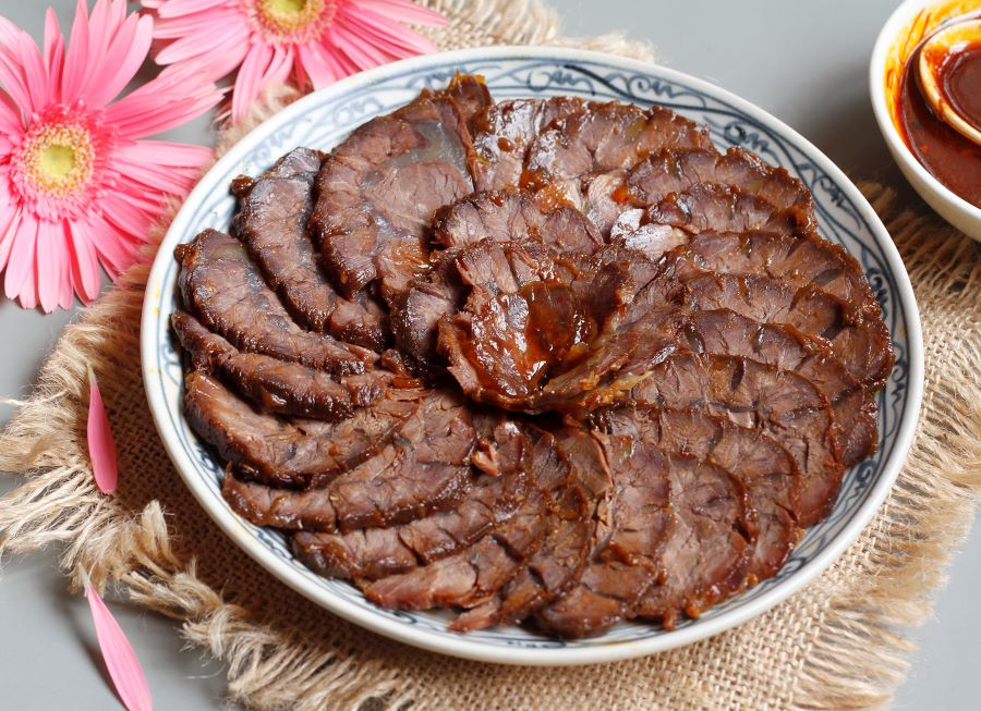 Bò kho mật mía sở hữu hương vị thơm nồng và cay cay đặc trưng