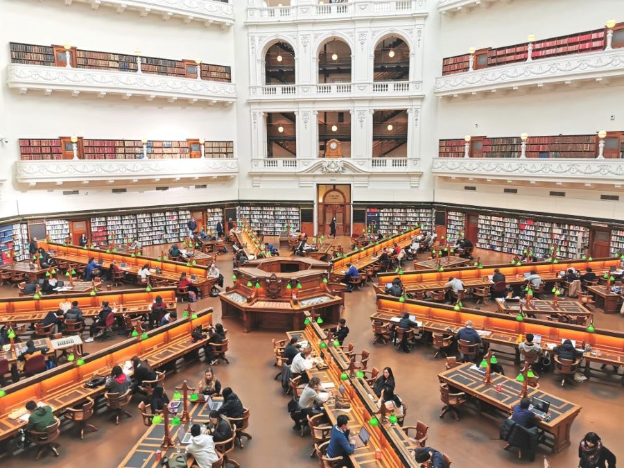 Thư viện bang Victoria thu hút hàng trăm hàng nghìn độc giả ghé thăm nhờ sở hữu các đầu sách có giá trị