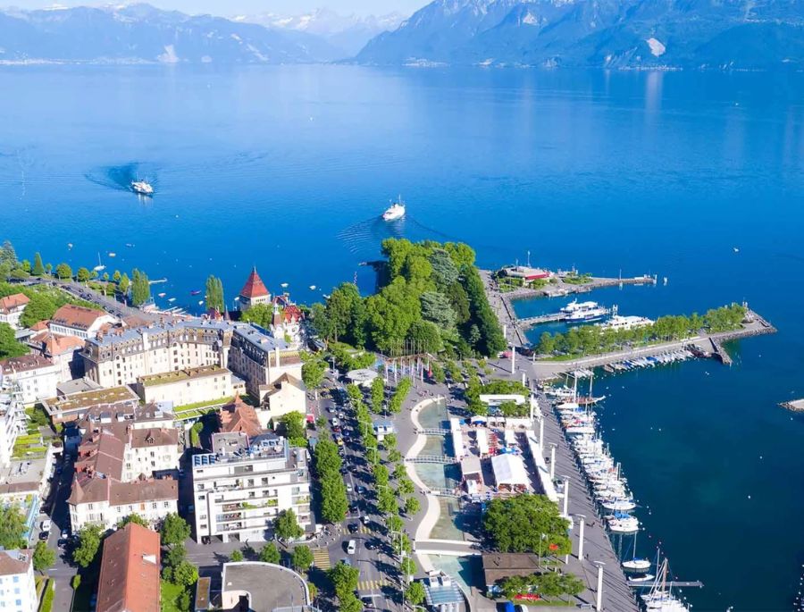 Hồ Geneva sở hữu diện tích rộng lớn với một màu xanh biếc tuyệt đẹp