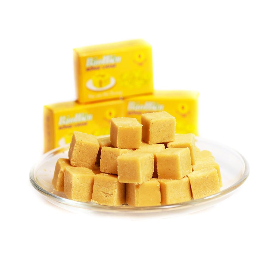 Bánh đậu xanh Hải Dương với thành phần bột đậu xanh, đường, tinh dầu hoa bưởi và một chút dầu ăn vừa có vị bùi bùi lại thanh mát