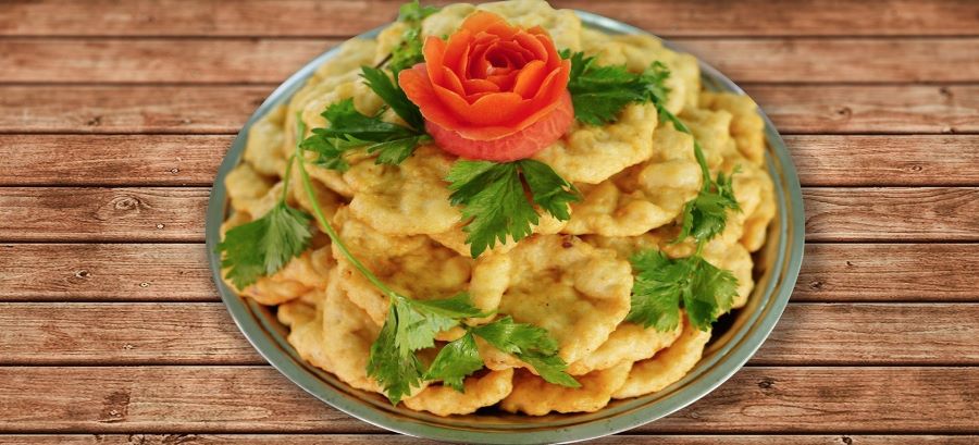 Chả mực Hạ Long vàng ruộm, giòn ngọt, rưới thêm chút tương ớt hoặc nước mắm ngon để miếng chả càng thêm dậy vị