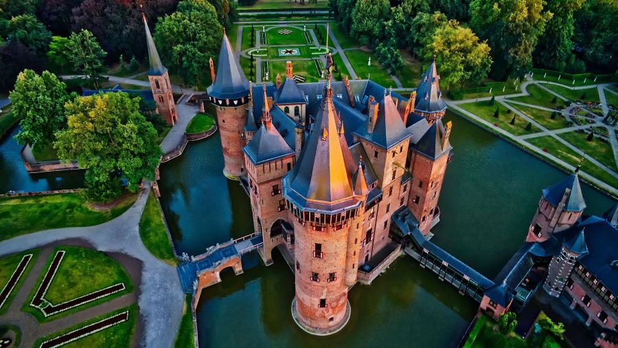  thành phố Utrecht được thiết kế và mở rộng từ ngôi nhà chính tòa có tháp chuông cao chót vót