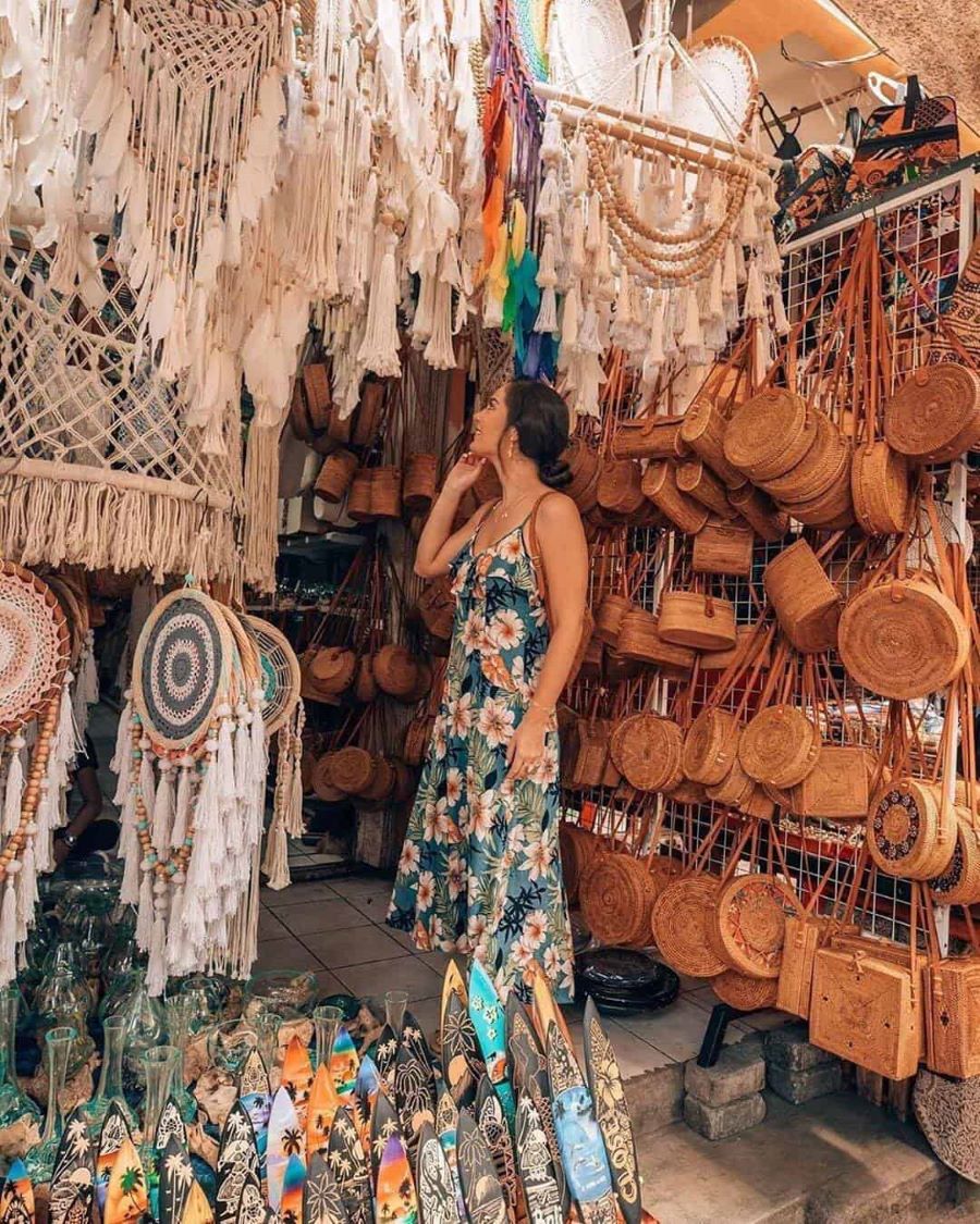 Chợ đêm Garlic Lane là một khu chợ đêm nổi tiếng nằm ở Legian, Bali