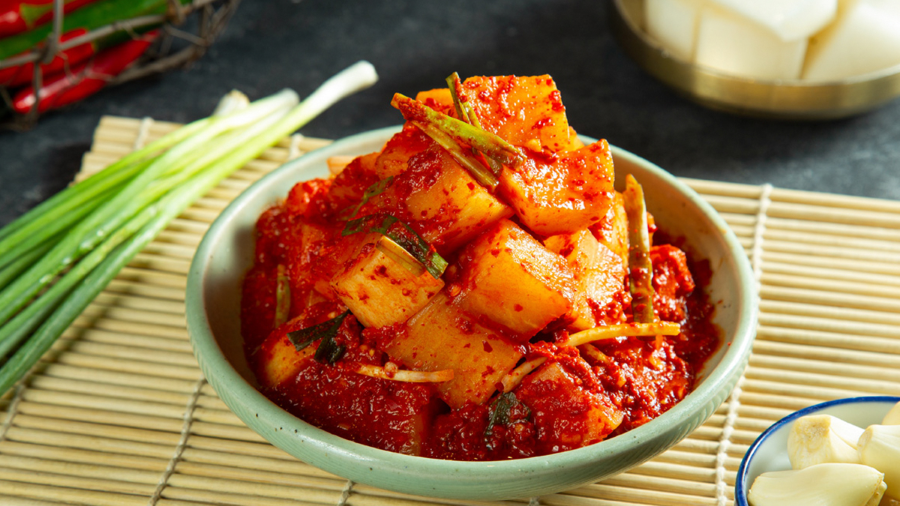 Kim chi củ cải sau khi hoàn thành sẽ khoác lên mình màu đỏ rực rỡ của ớt bột, đẹp mắt vô cùng