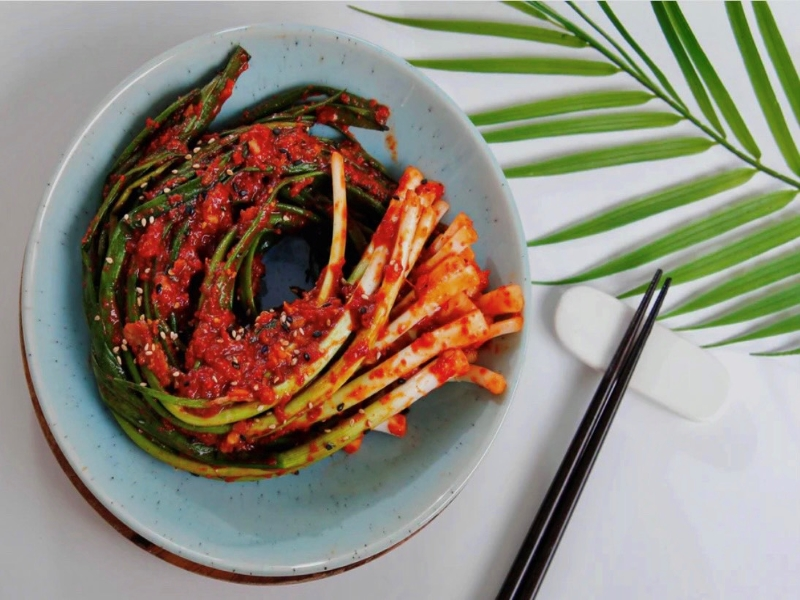 Hàn Quốc còn sở hữu món kim chi hành lá độc đáo, mang đến hương vị mới lạ