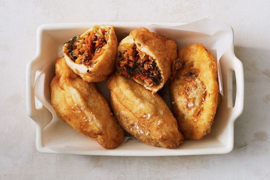 Pirozhki rất thích hợp cho một bữa ăn gọn nhẹ với mục đích chính là nạp năng lượng nhanh chóng