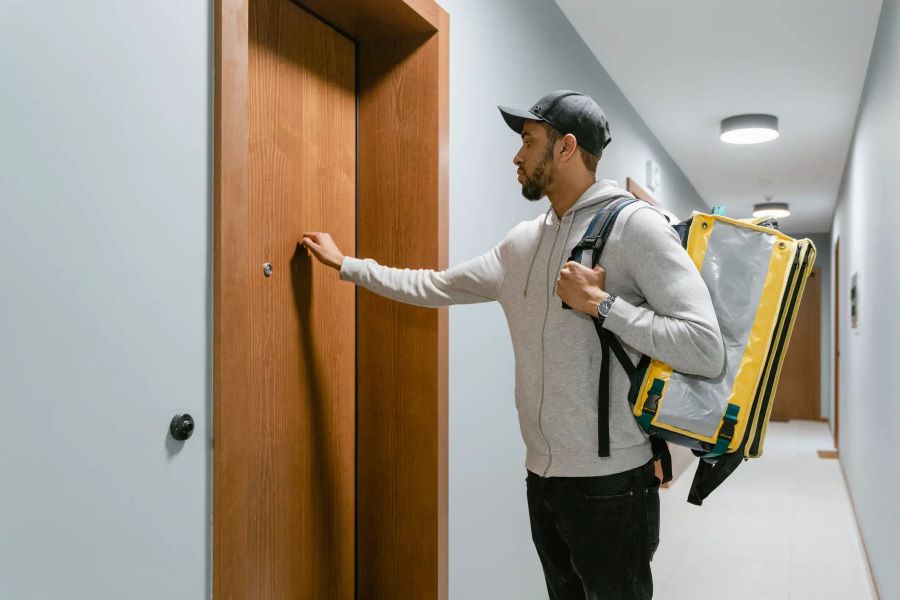 Du khách nhớ phải gõ cửa ba cái, sau đó từ từ mở cửa ra và để yên như thế một lúc