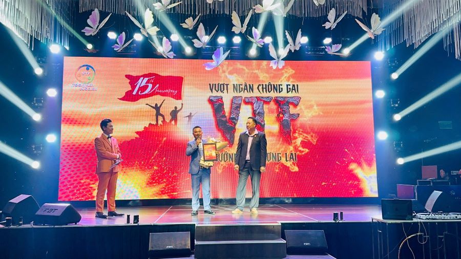 Ông Dương Bá Hưng - Tổng Giám Đốc Top Ten Travel lên phát biểu, nhận hoa và kỷ niệm chương từ Đại Diện Ban Tổ Chức.