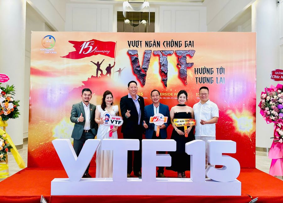 Ông Nguyễn Văn Toàn chụp ảnh lưu niệm cùng các thành viên trong Hiệp Hội