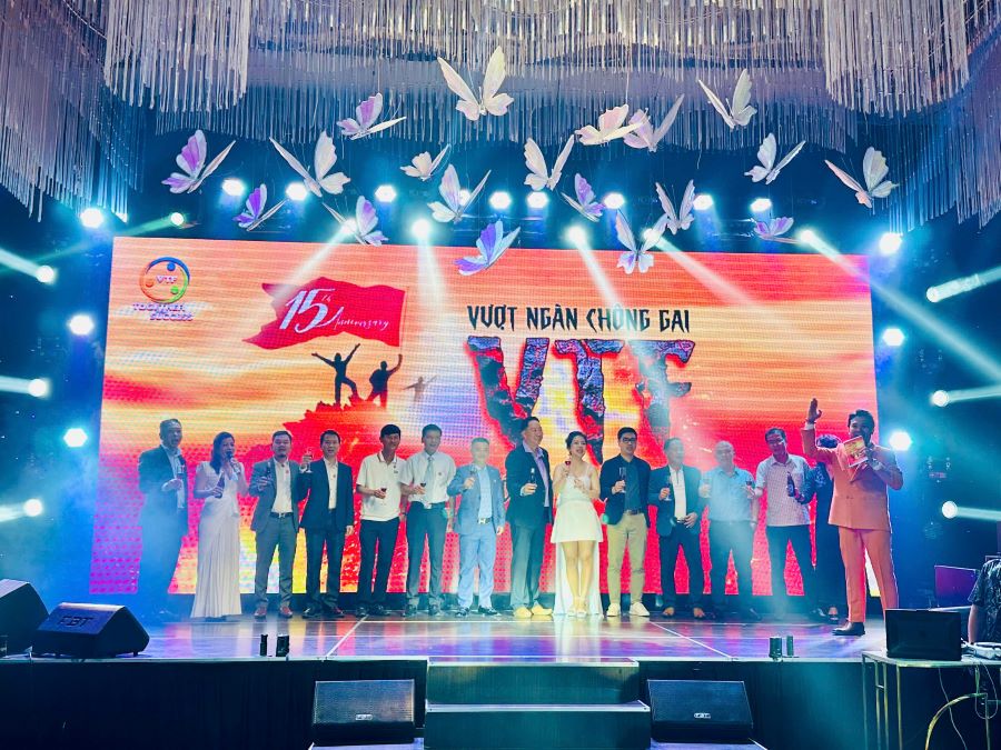 Mọi người trong bữa tiệc cùng nhau nâng ly, thể hiện tinh thần đoàn kết, gắn bó của Hiệp Hội.