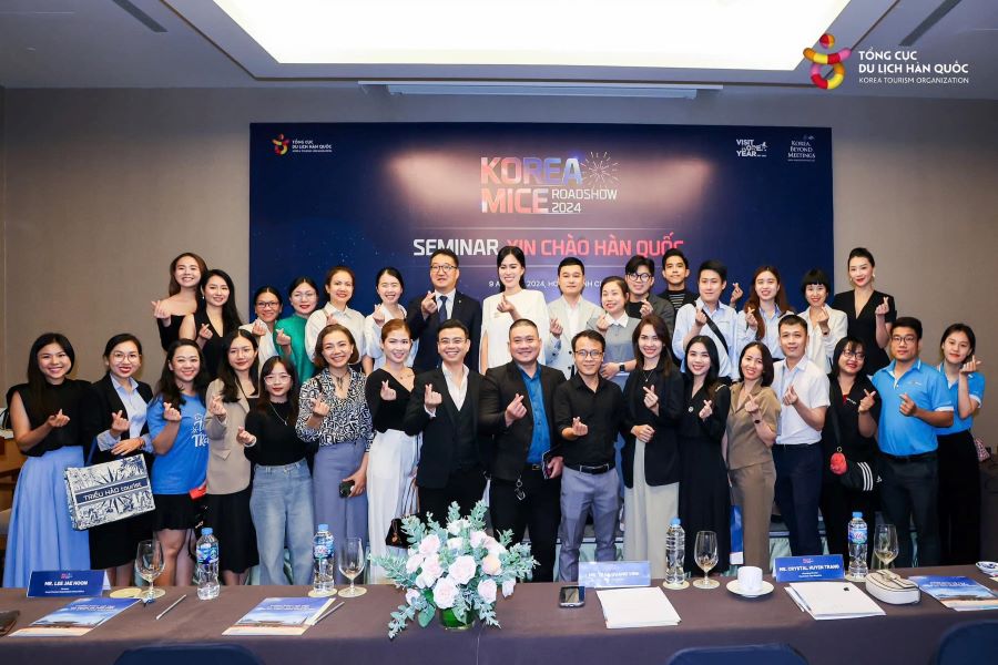 BTC chụp ảnh lưu niệm cùng khách mời tại sự kiện thường niên Korea MICE Roadshow năm 2024