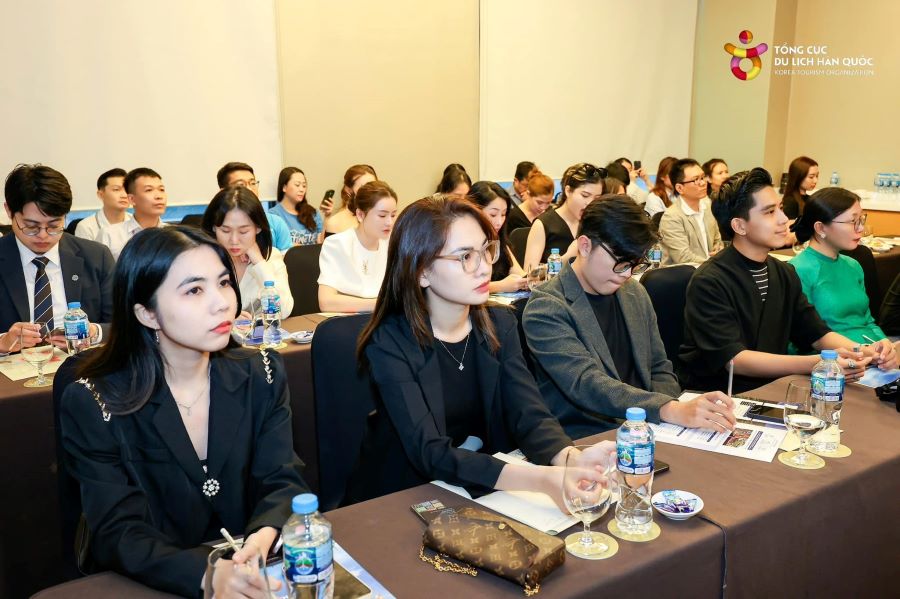 Bà Huỳnh Thị Thùy (Trưởng Phòng Tour Hàn Quốc) và Bà Nguyễn Thi Vạn Kim (Trưởng Phòng Tour DNA) cùng tham gia sự kiện của Tổng cục du lịch Hàn Quốc