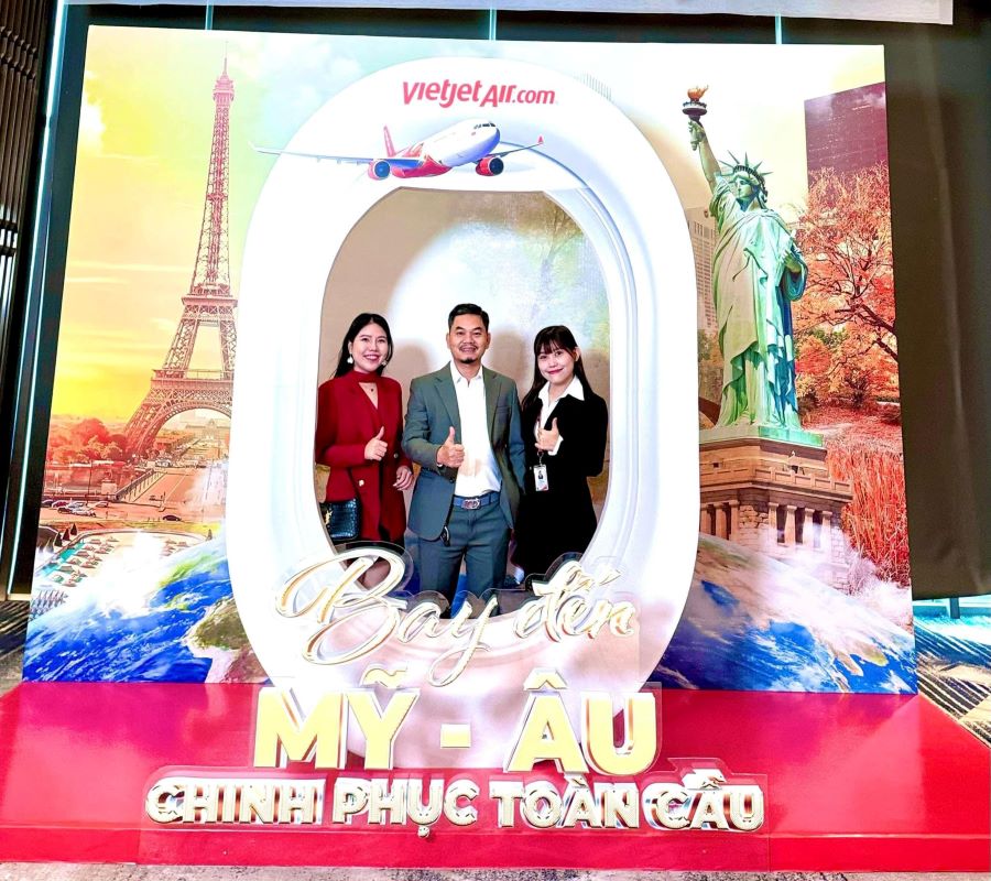 Ông Nguyễn Văn Toàn - Phó Tổng Giám Đốc và Bà Hoàng Minh Nhi - Giám Đốc Kinh Doanh của Top Ten Travel tham dự buổi hội nghị 