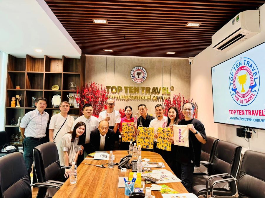 Trung Tâm Xúc Tiến Du Lịch Nagoya tặng quà lưu niệm cho Ban Giám Đốc Top Ten Travel
