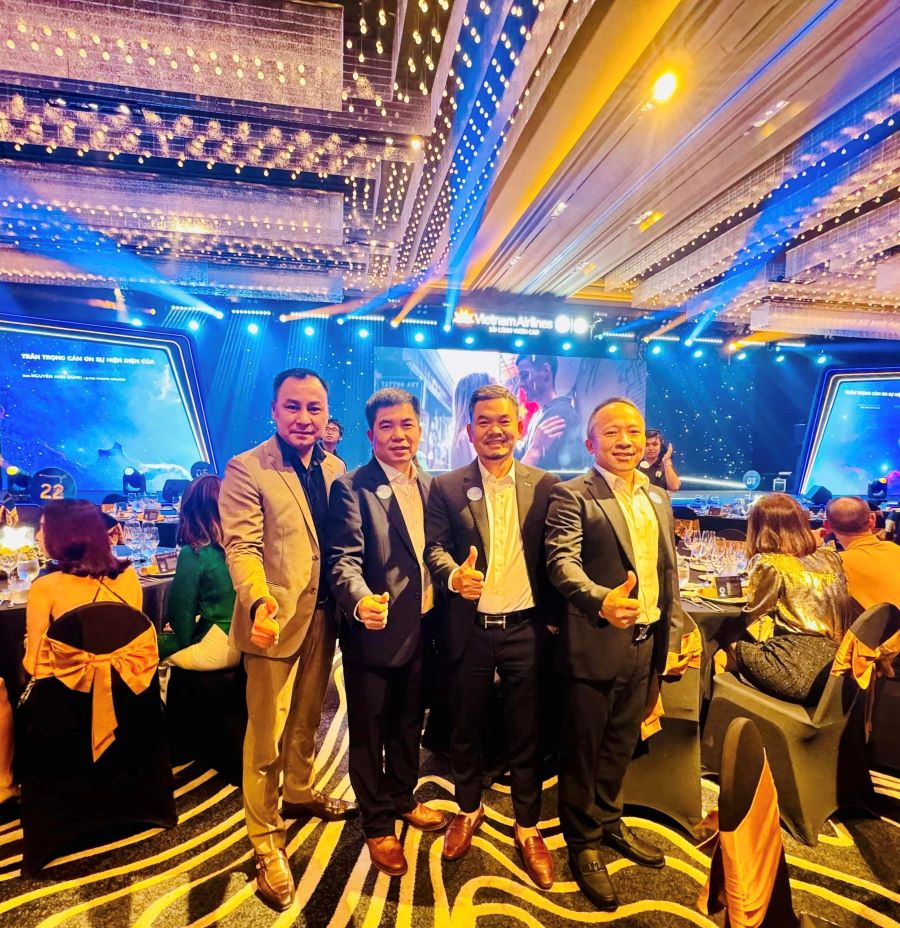 Ông Nguyễn Văn Toàn chụp hình lưu niệm cùng Khách Mời khác trong bữa tiệc