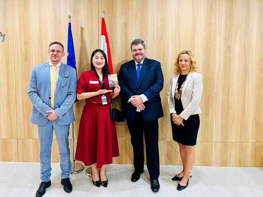 Bà Phạm Thị Thu Hằng - Phó Giám Đốc Điều Hành Tour gặp mặt và làm việc cùng TLScontact