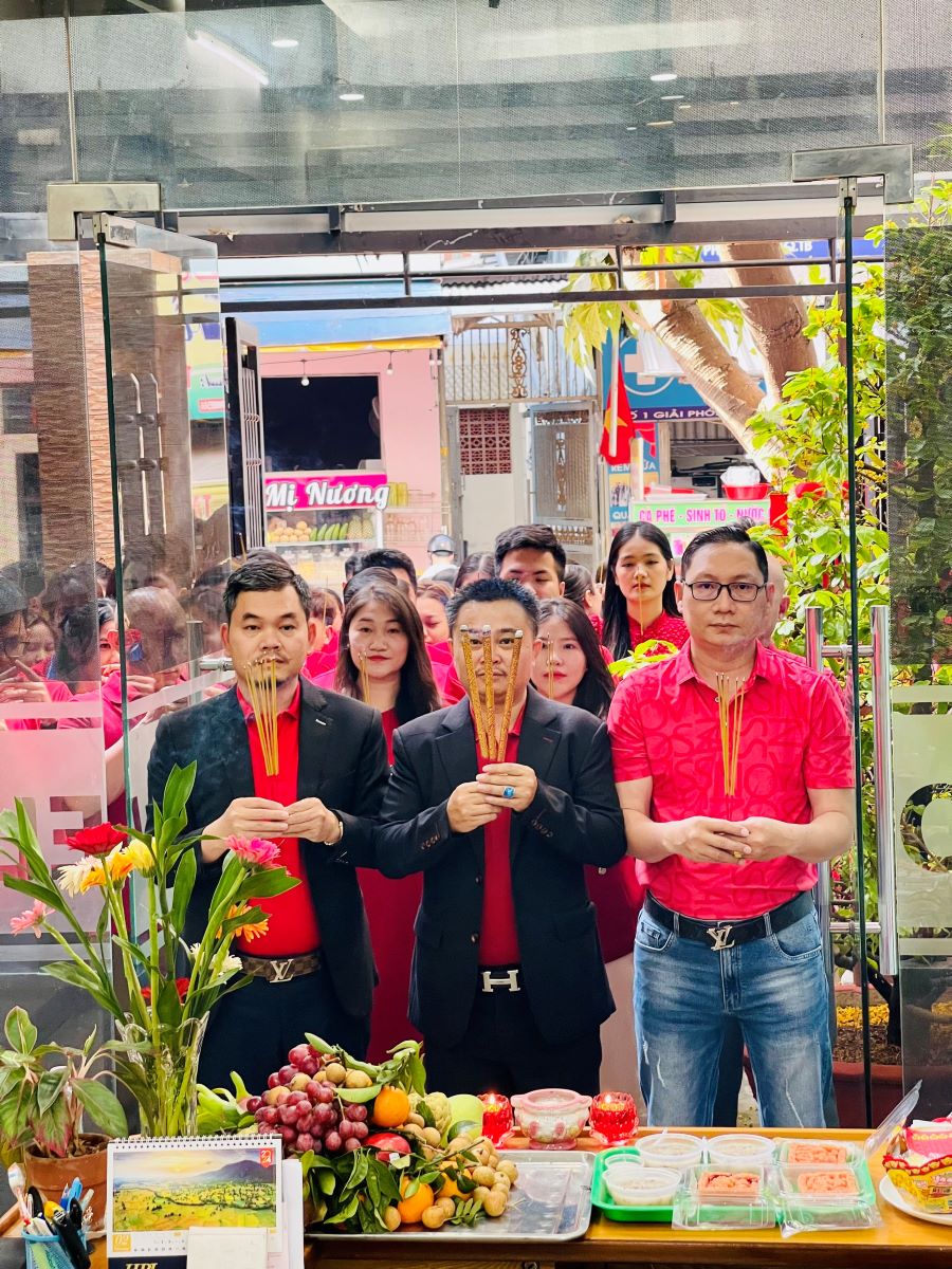 Ban Giám Đốc công ty đang thắp hương để cầu mong một năm mới gặp nhiều may mắn