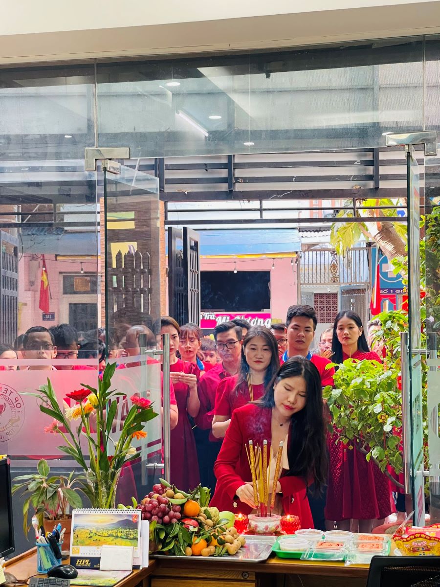 Ban Lãnh Đạo công ty lần lượt lên thắp hương trong ngày khai trương đầu năm mới