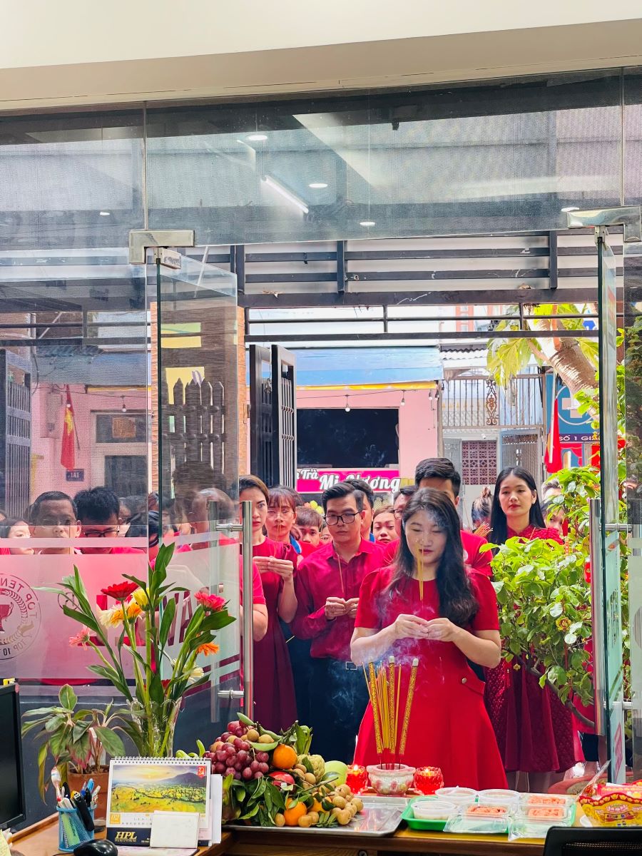 Ban Lãnh Đạo công ty lần lượt lên thắp hương trong ngày khai trương đầu năm mới