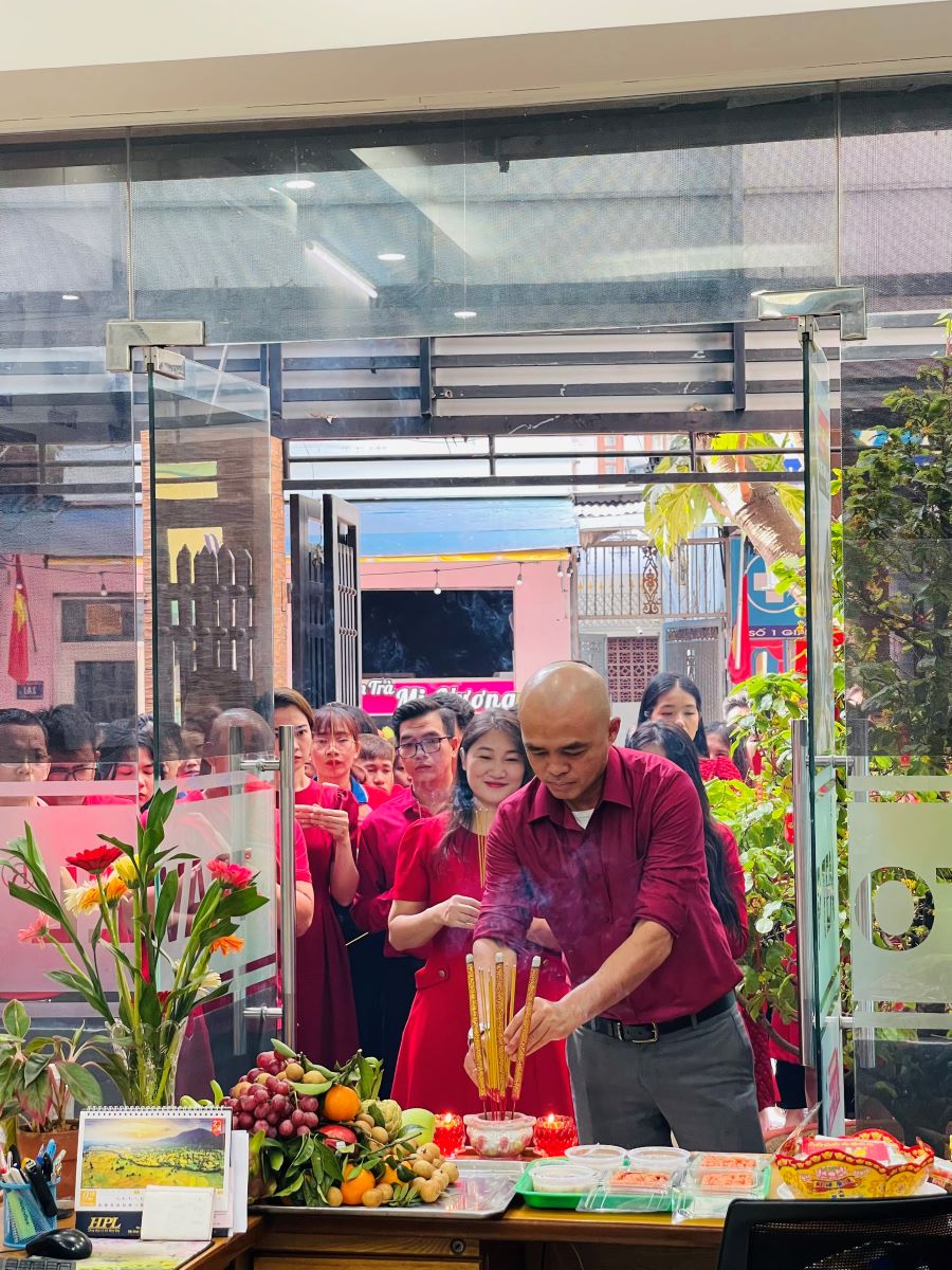 Ban Lãnh Đạo công ty lần lượt lên thắp hương trong ngày khai trương đầu năm mới