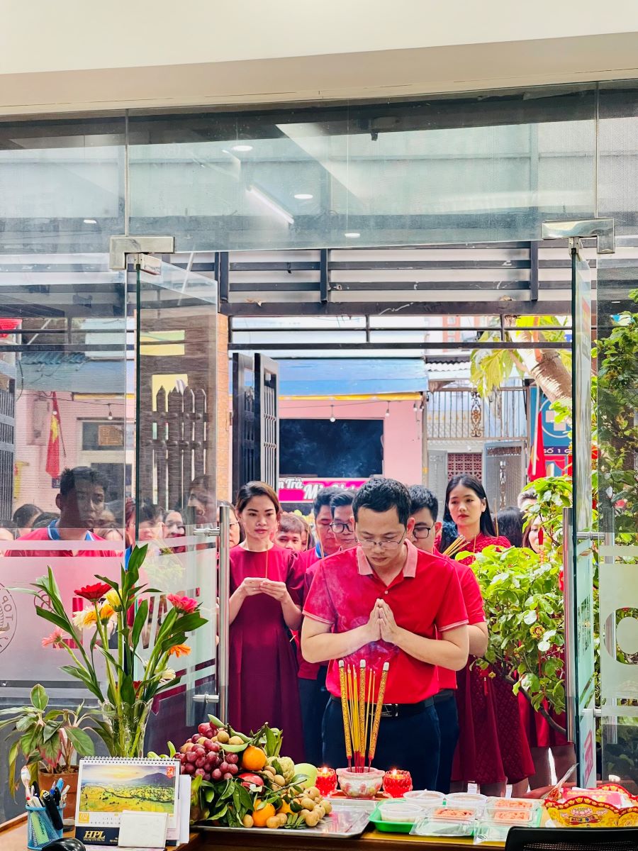 Đội ngũ nhân viên bắt đầu thay phiên nhau lên thắp hương để cầu mong một năm mới thành công