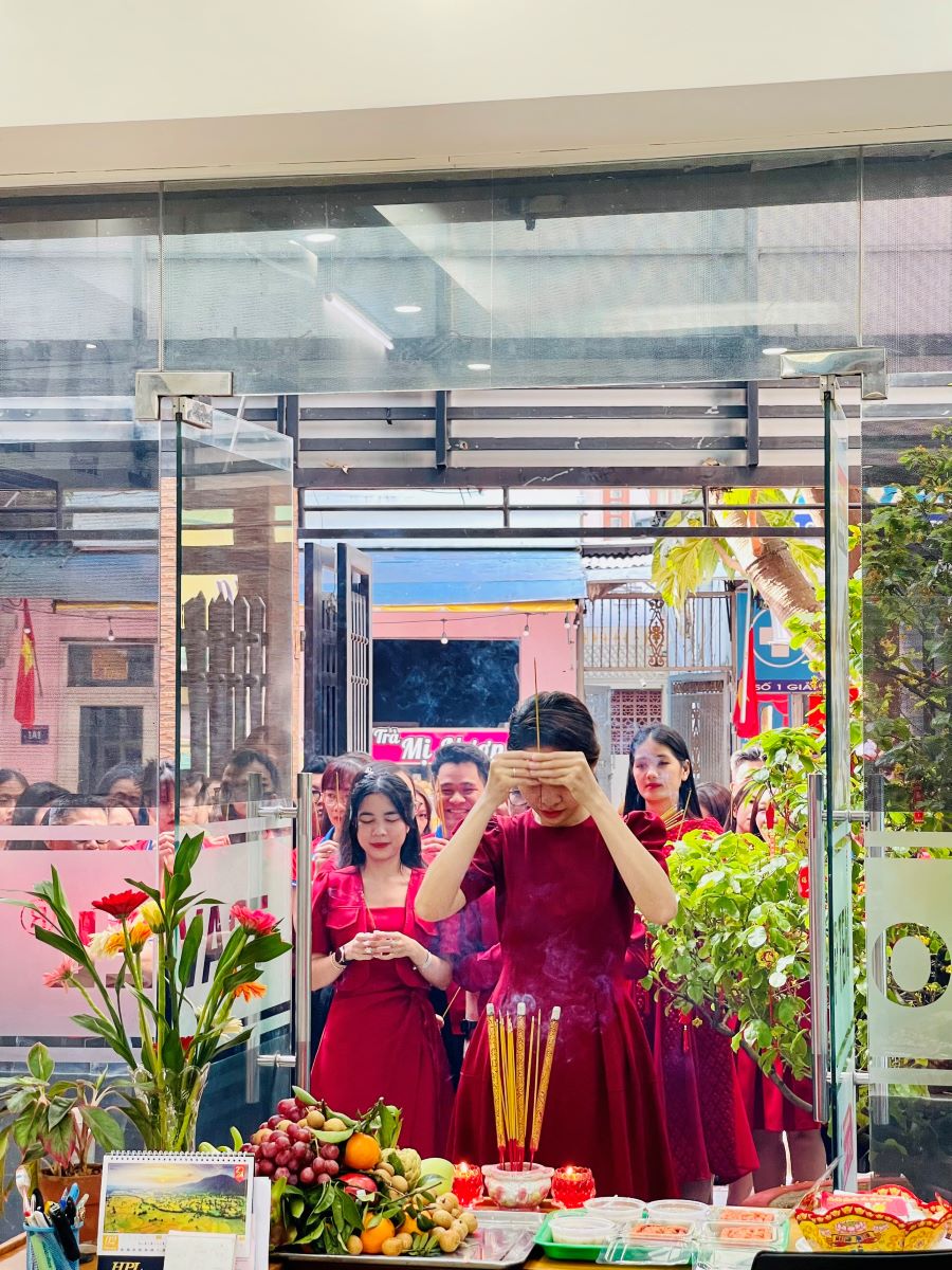 Đội ngũ nhân viên bắt đầu thay phiên nhau lên thắp hương để cầu mong một năm mới thành công