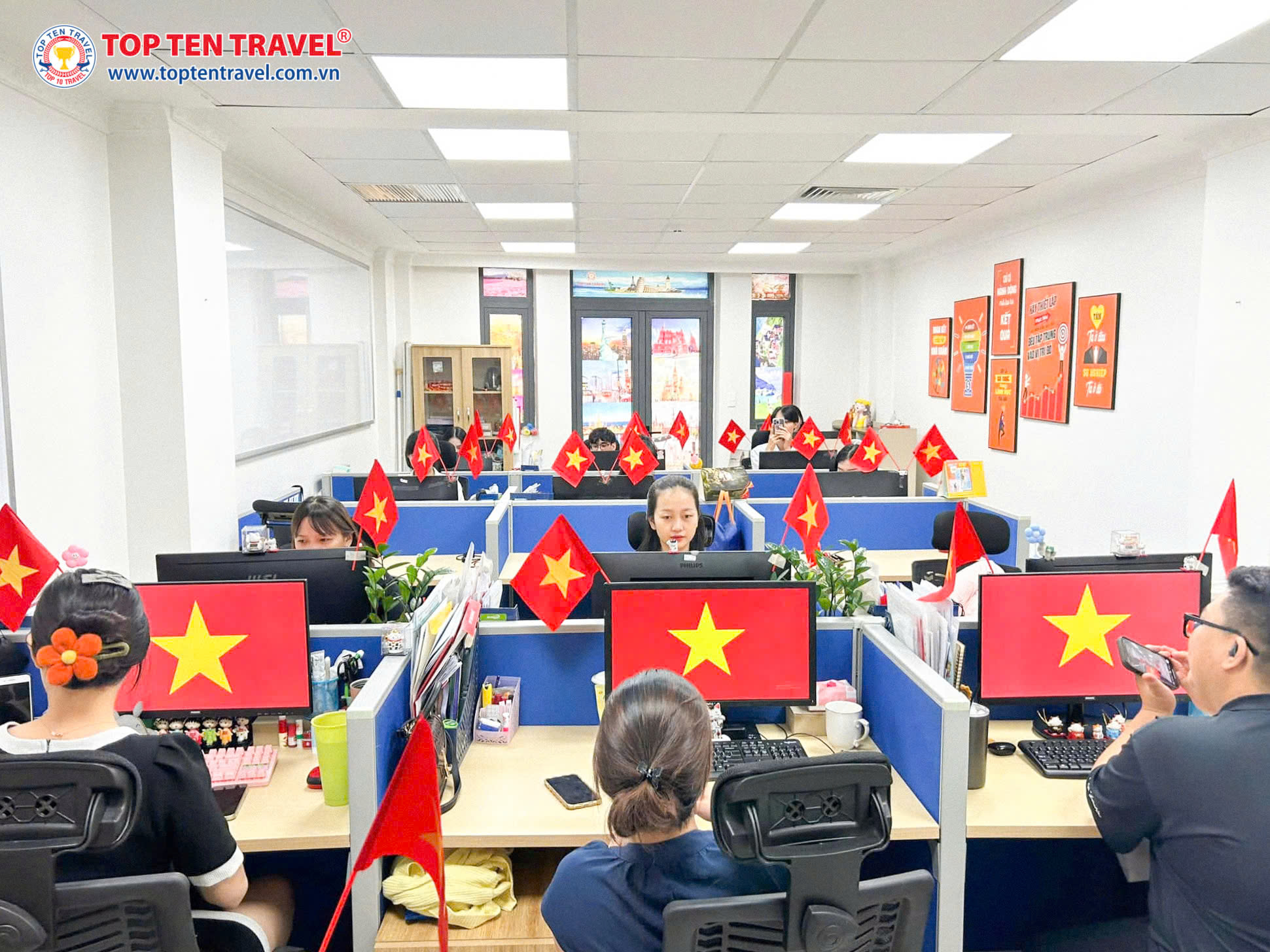 Văn phòng của Top Ten Travel rực sáng bởi hình ảnh lá cờ đỏ sao vàng
