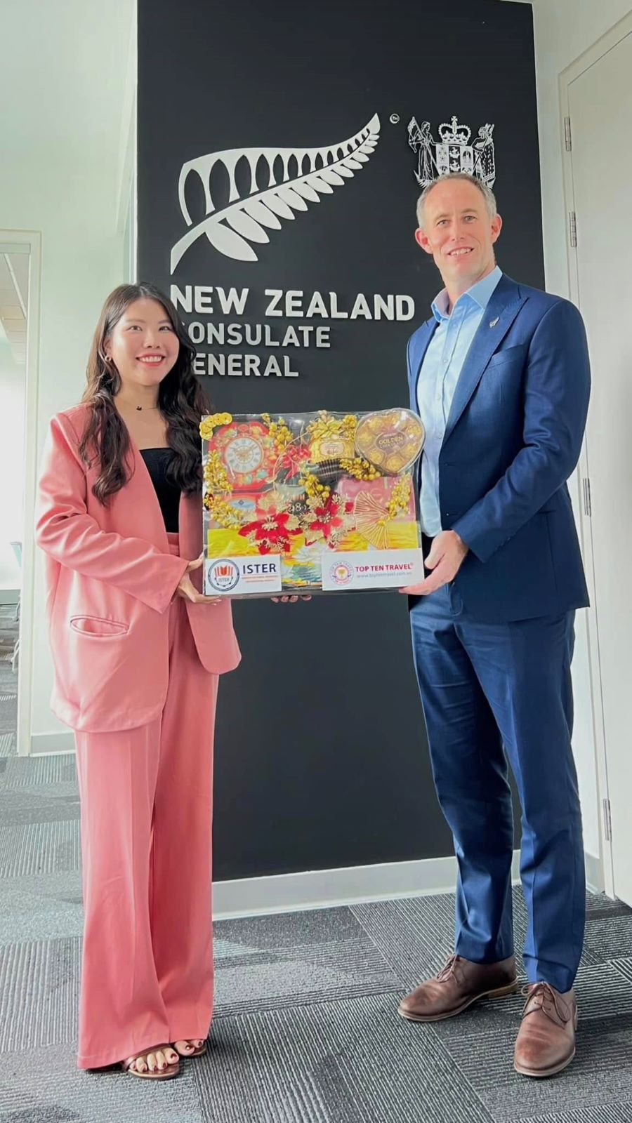 Bà Hoàng Minh Nhi chúc tết và trao quà tặng cho Ông Scott James - Tổng Lãnh Sự Quán New Zealand