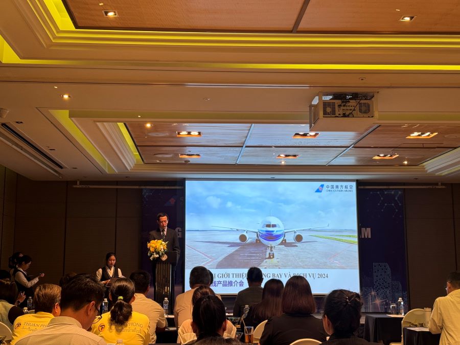 Đại diện China Southern Airlines phát biểu tại buổi hội nghị