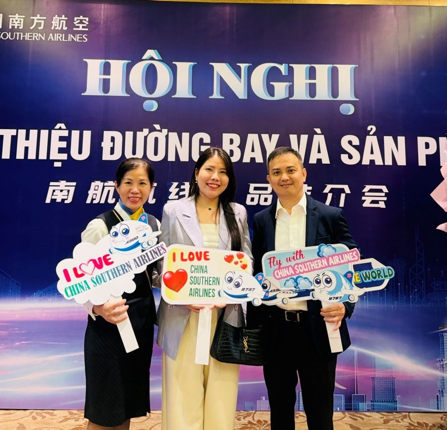 Bà Hoàng Minh Nhi - Giám Đốc Kinh Doanh Công ty Top Ten Travel chụp ảnh lưu niệm cùng đại diễn hãng China Southern Airlines