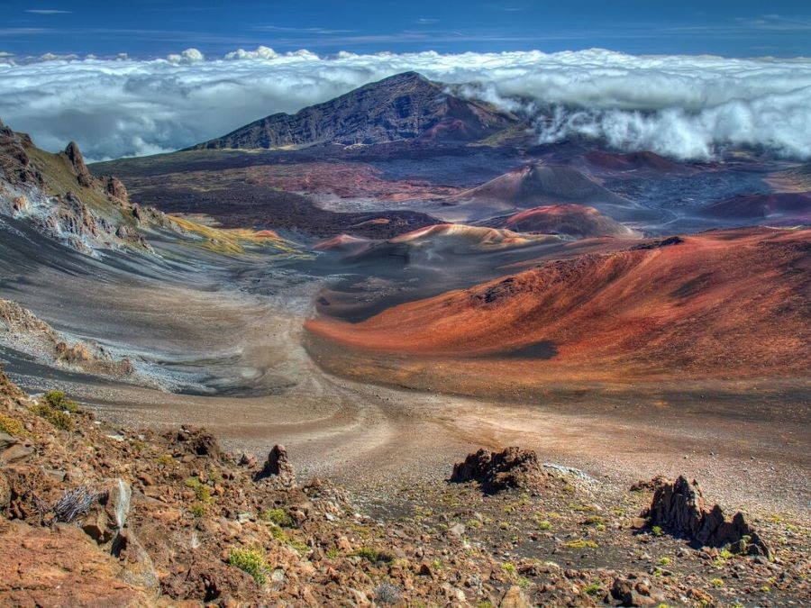 Vườn quốc gia Haleakala là một kỳ quan thiên nhiên hùng vĩ với miệng núi lửa khổng lồ
