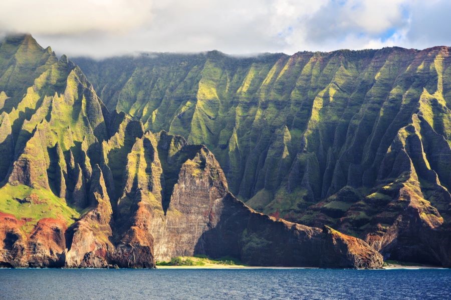 Nơi đây nổi tiếng với những vách đá dựng đứng cao hơn 3.000 feet, những thác nước hùng vĩ và những bãi biển hoang sơ