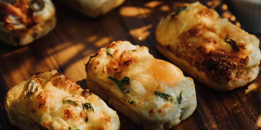 Món ăn đặc biệt này thường được ăn kèm với các loại nhân như chà bông, phô mai hoặc xúc xích