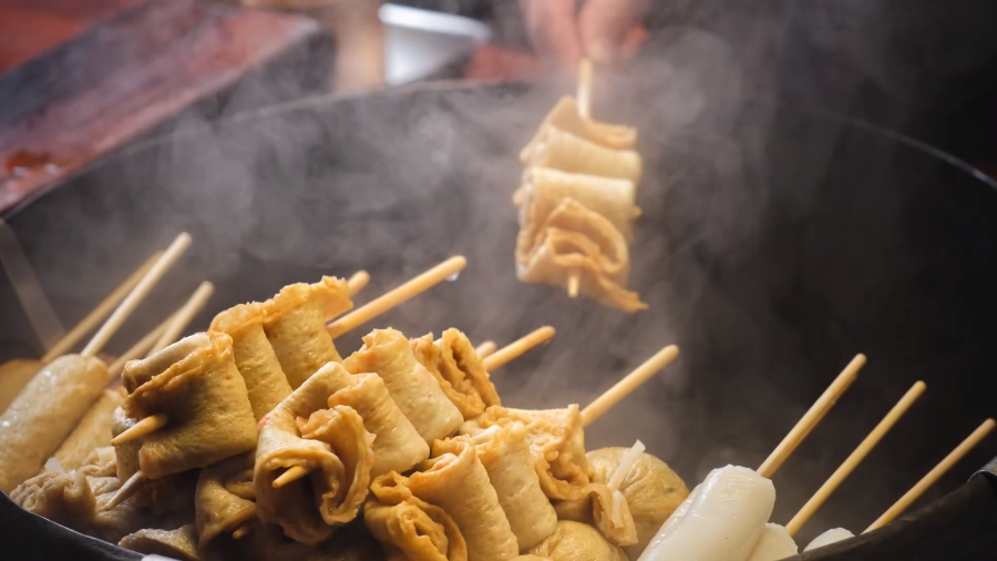 Chả cá xiên là một trong những món ăn đường phố phổ biến được nhiều người yêu thích