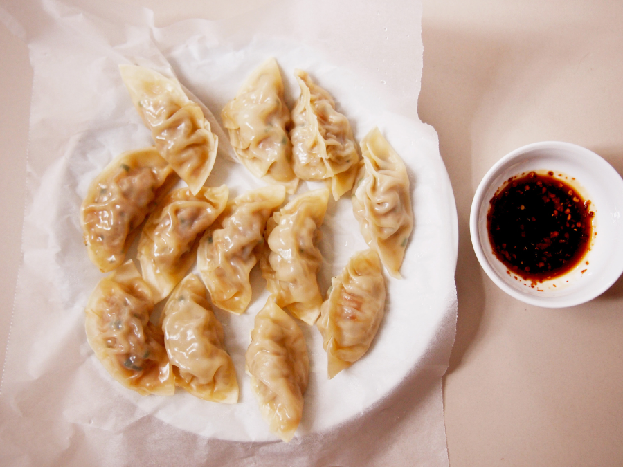 Há cảo Myeongdong thường được hấp hoặc chiên, ăn kèm với nước tương và tương ớt, tạo nên hương vị vô cùng đặc trưng