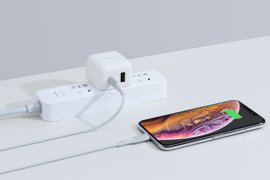 Ổ cắm chuyển đổi đa năng cũng là một trong những vật dụng cần thiết cho chuyến du lịch Hàn Quốc mà bạn không được quên