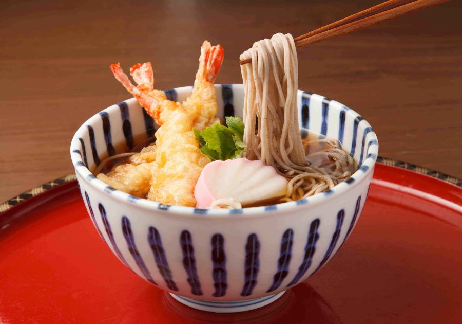 Thưởng thức từng sợi mì sẽ giúp bạn cảm nhận rõ hơn hương vị thơm ngon của món ăn