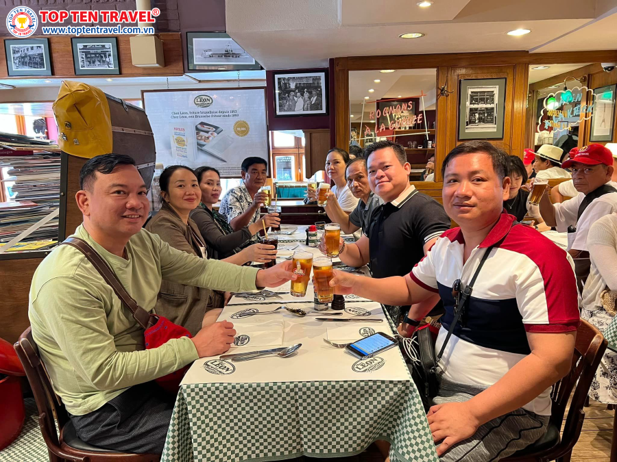 Đoàn khách trải nghiệm những ly bia mát lạnh, nổi tiếng của Đức