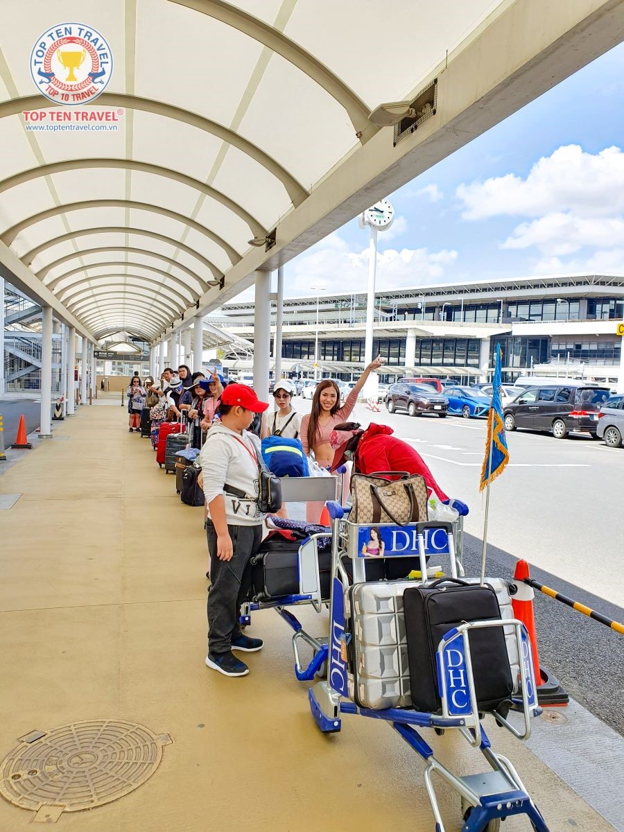 Du khách bắt đầu hành trình đi tour Nhật Bản của Top Ten Travel