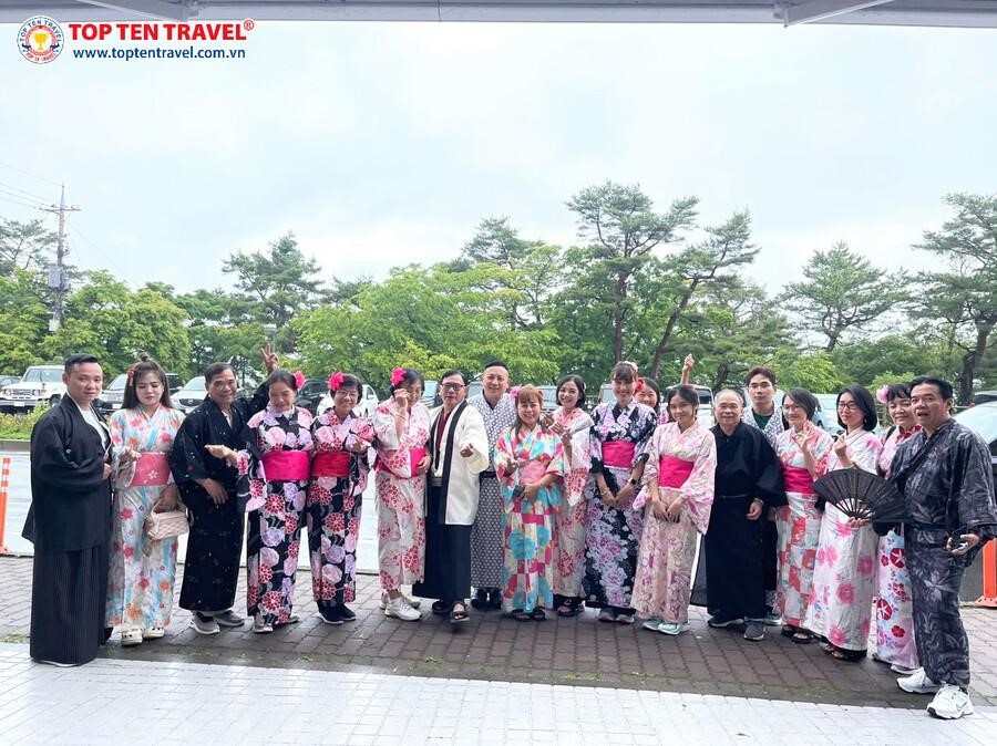 Đoàn khách Top Ten Travel tham quan khám phá Nhật Bản