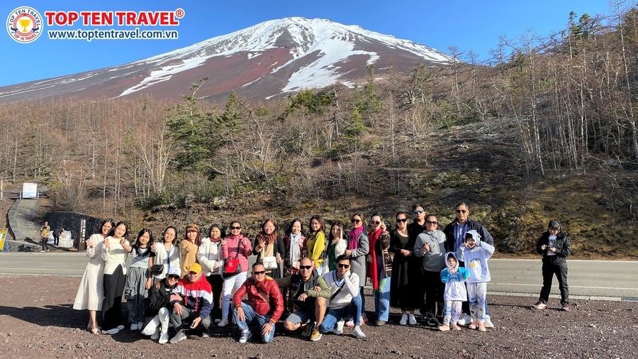 Khách yêu nhà Top Ten Travel chụp ảnh check-in cùng núi Phú Sĩ