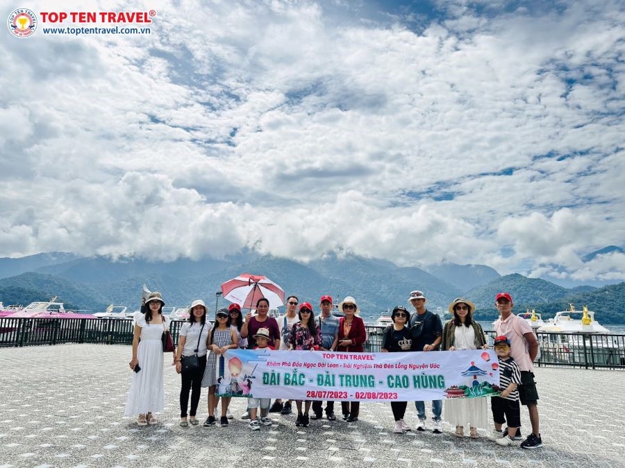 Đoàn khách tham quan Đài Loan cùng Top Ten Travel