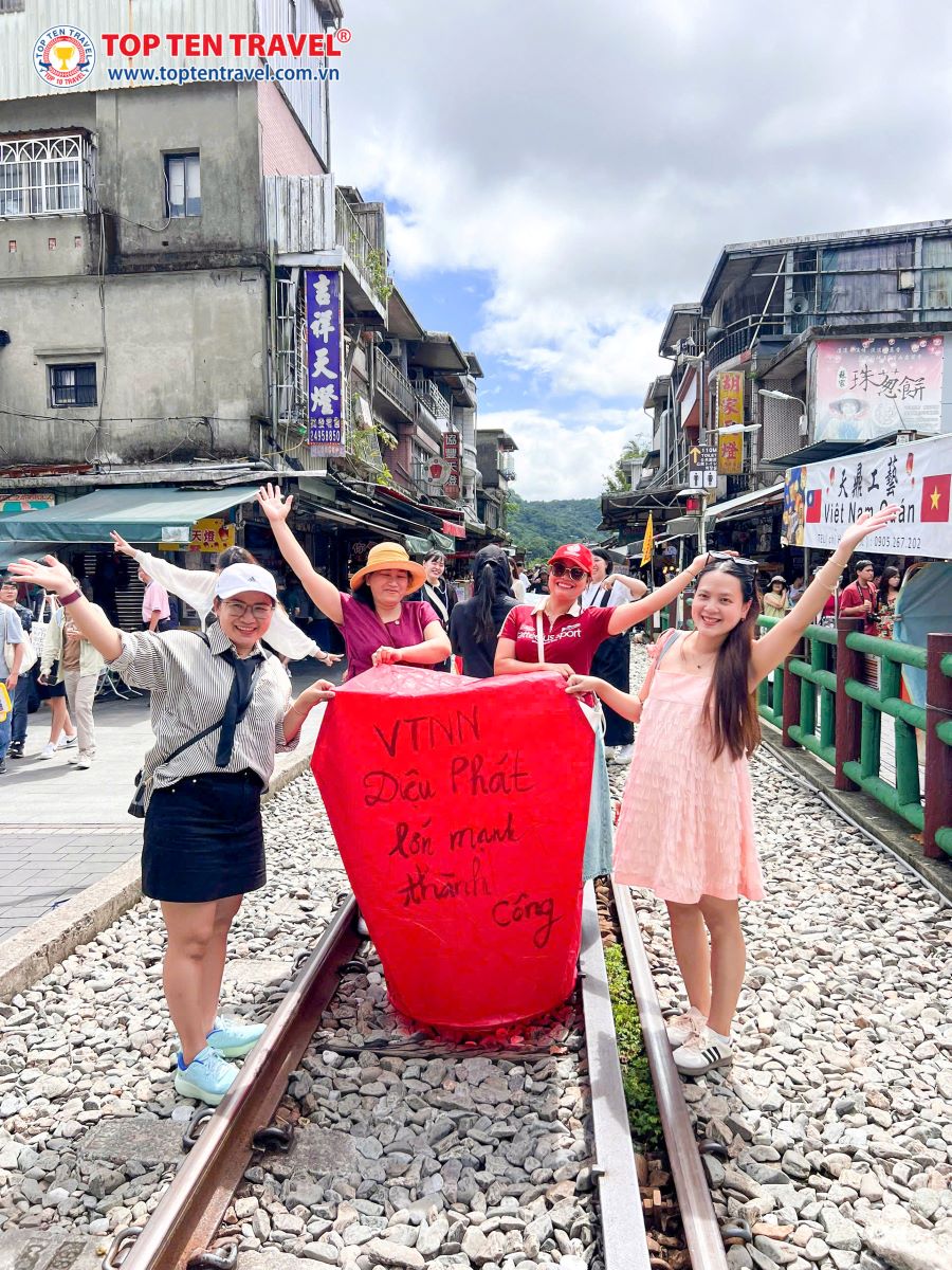 Đoàn khách tham gia thả đèn lồng Pingxi Đài Loan 