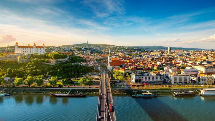 Toàn cảnh thủ đô Bratislava xinh đẹp nằm bên bờ sông Danube