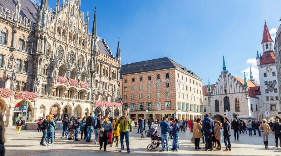 Quảng trường Marienplatz nằm ở nội thành München